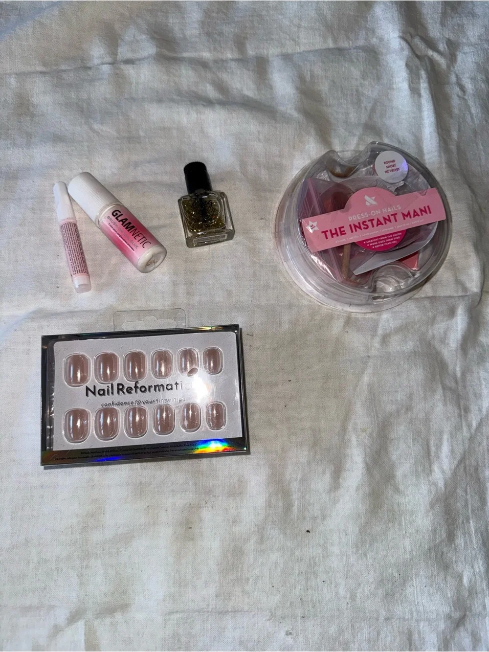 Reformation Nude Pink Press-On Mani Set with Gold Flakes